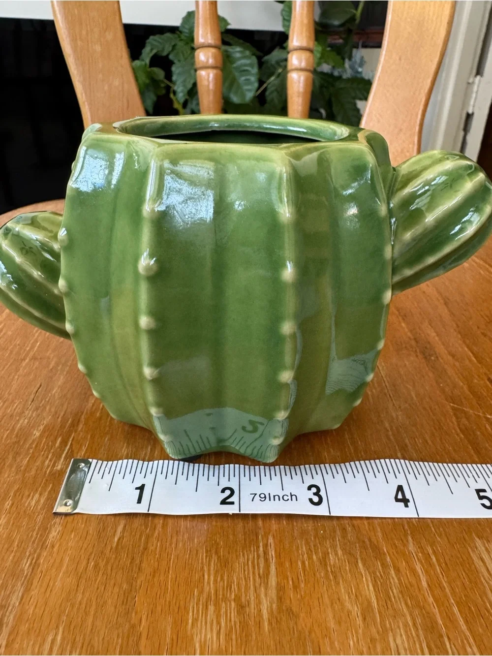 Ceramic Green Cactus Planter with Gloss Finish. 6.7 in. Excellent Cond.